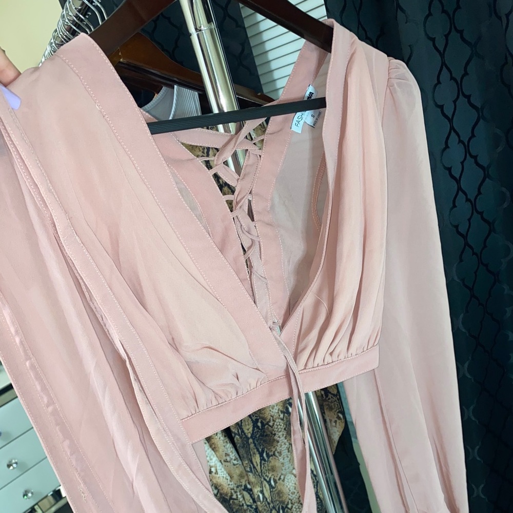 Light pink back laved croo top